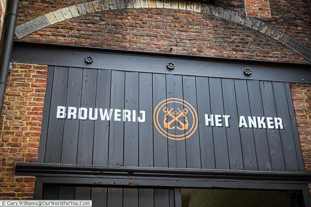 Inngangen til Brouwerij Het Anker med teksten på veggen.