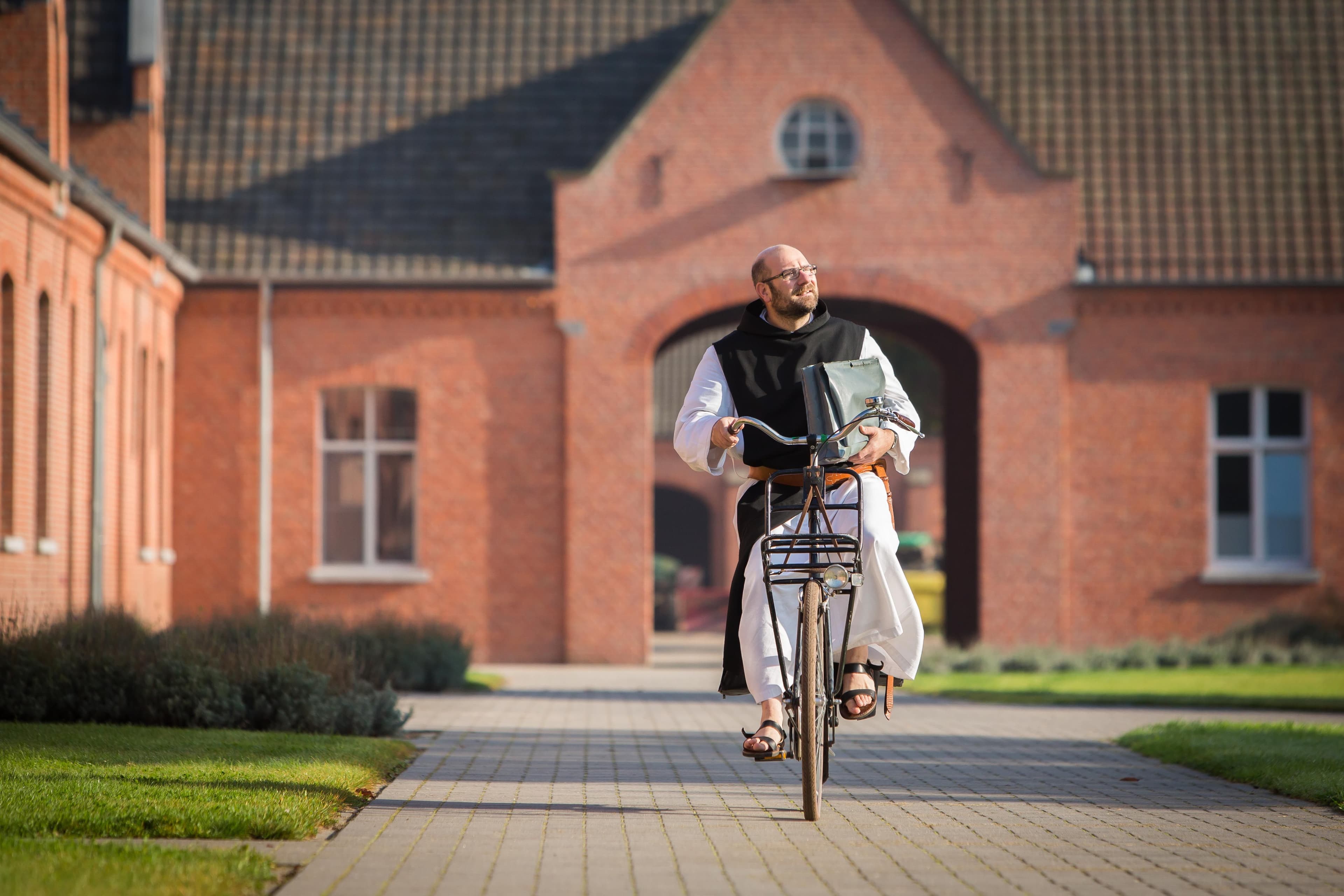 En munk på sykkel hos Westmalle